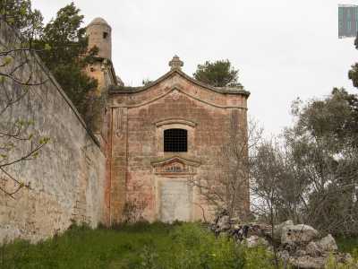 ...e una chiesetta dedicata a San Michele Arcangelo
